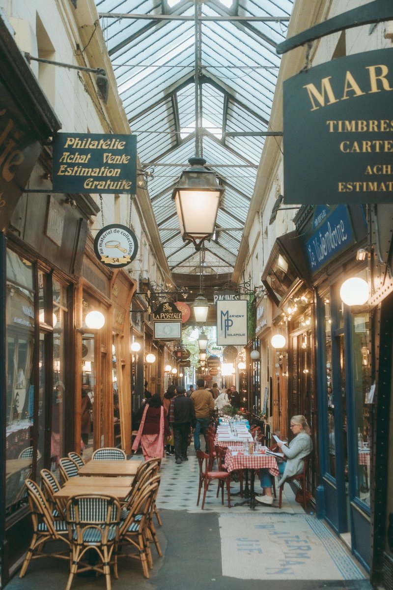 yuriponzuu's tweet image. 冒険心をくすぐられる、パリのパサージュ