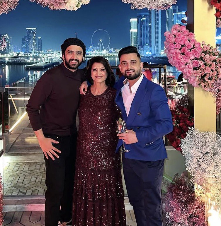 Boss19Bigg13445's tweet image. #Dost
#Oldpic
#AmaalMallik