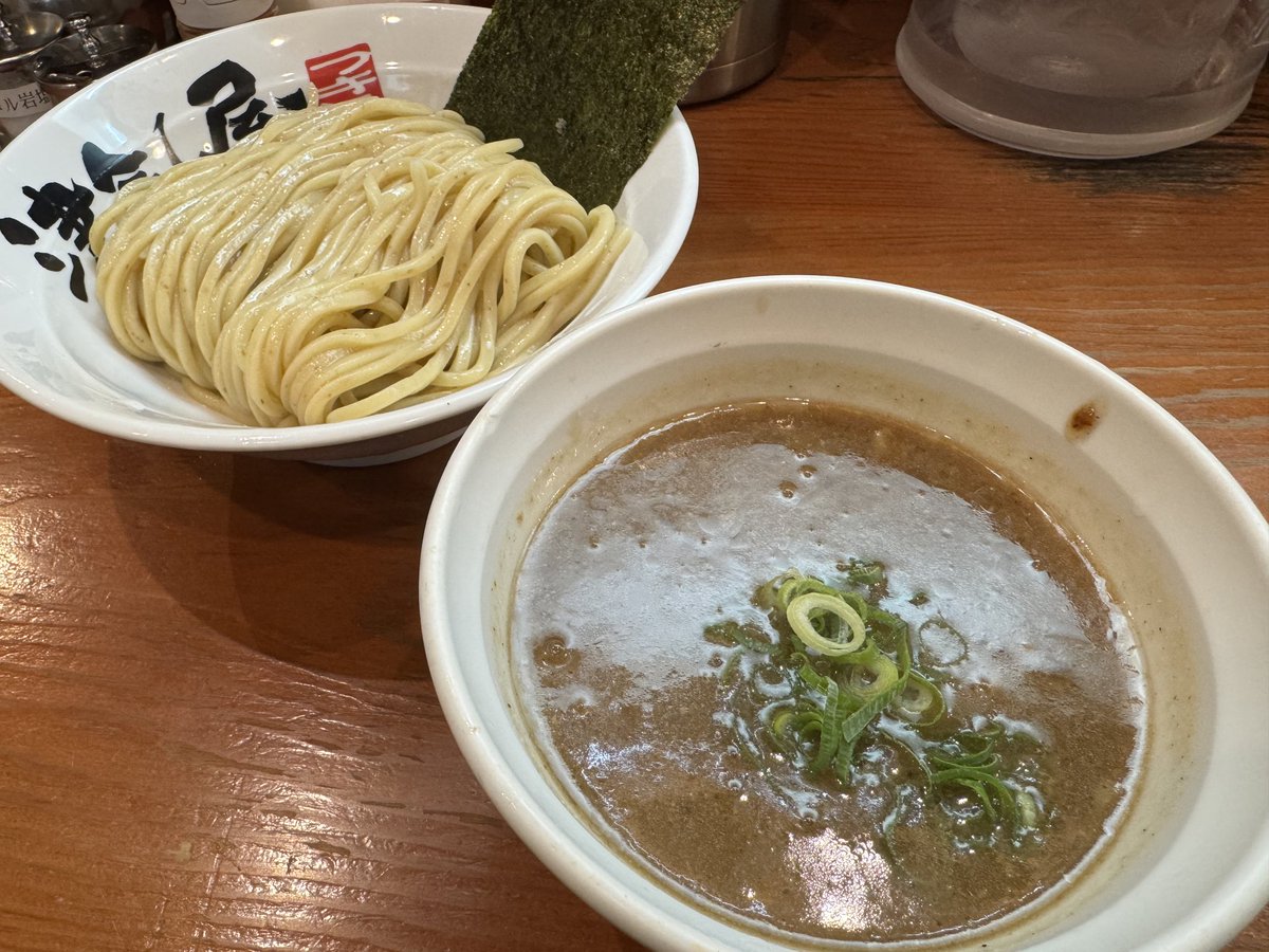 12月28日の津気屋<a href="/Tsukiya2001/">つけ麺　津気屋</a> 
西川口店。
初訪。夜の時間帯で店内は結構な賑わい。津気屋つけ麺を注文。濃厚でパンチのある方向性だが、個人的にはやや重たく感じた。好みとは少し違ったものの、支持されている理由は分かる一杯。
#津気屋 #西川口