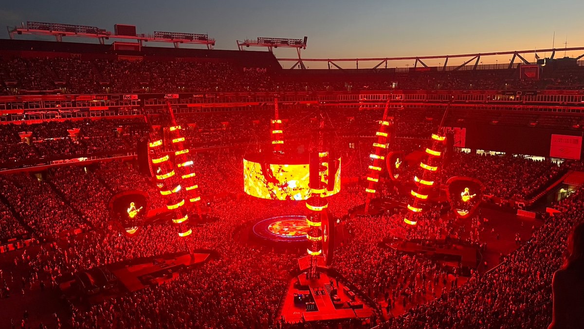 360 องศาของ ed sheeran ซึ่งดูซีตติ้งชาร์ทแล้วเมกาคงจะฟีลแบบนี้แหละ แต่อันนี้จากประสบการณ์คือเน้นฟังเพลงชิวๆ ถ้าเน้นดู performance บนสเตจจัดเต็มก็ แบบ twice แต่ยังไงคิดว่าบังทันทำถึงแน่นอน