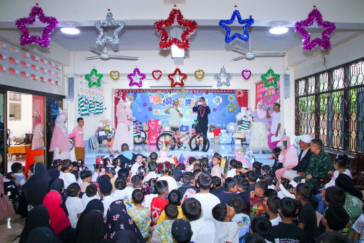 พ.อ.อุเทน จีนทองหลาง ผบ.ฉก.ทพ.22 ร่วมกับผู้นำชุมชน, ผู้นำท้องถิ่นใน และกำลังพล ร้อย.ทพ.2204 เข้าร่วมกิจกรรมงาน “วันเด็กแห่งชาติ 2569” พร้อมสนับสนุนของรางวัลในการจัดกิจกรรมของขวัญให้กับเด็กๆ ณ โรงเรียนบ้านต้น มะขาม ต.เมาะมาวี อ.ยะรัง จ.ปัตตานี
#หน่วยเฉพาะกิจกรมทหารพรานที่22