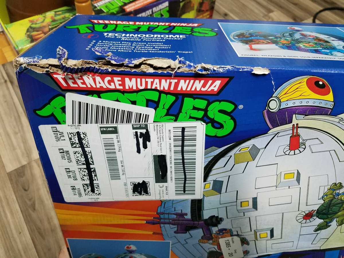 À toutes celles et ceux qui envisagent d’acheter la réédition du Technodrome sur Amazon : attention, le produit n’est pas livré dans un carton de protection. L’étiquette d’expédition est simplement collée directement sur la boîte du jouet, et vous la recevez donc dans cet état.