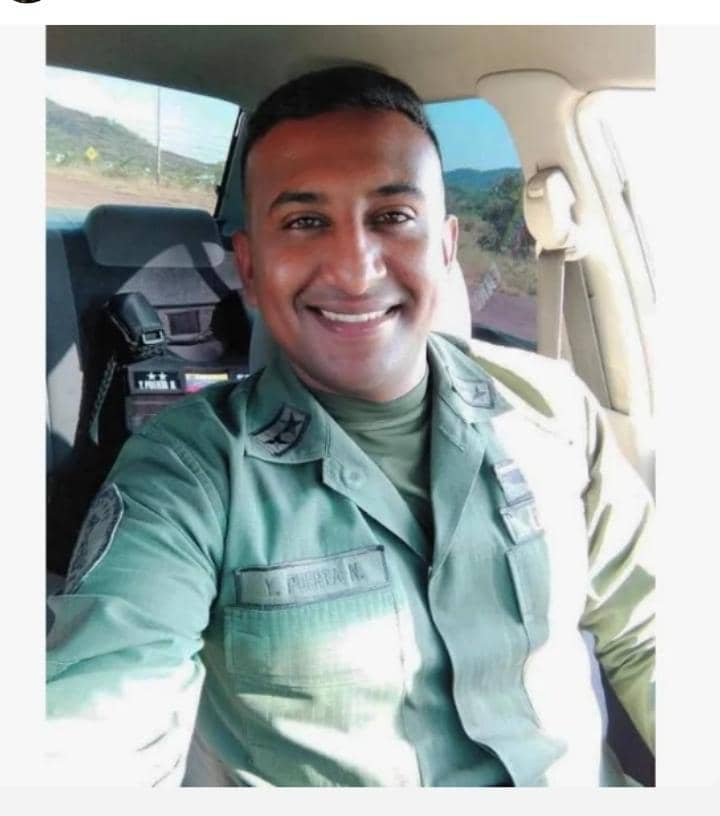 VenteDDHH's tweet photo. Yosmar Arcángel Puerta Nelo, es un militar venezolano secuestrado desde el año 2023, cuando fue llamado a la ciudad de Caracas para una "entrevista".  Tras 11  días de desaparición forzada, su familia pudo verlo y conocer su situación. 

Desde entonces, su honor y profundo deseo de servir al país fueron vulnerados.

Han sido más de dos años de angustia y sufrimiento para sus familiares. Esto debe terminar. 

Sigamos alzando la voz hasta que Yosmar y todos, sean libres. 
#QueSeanTodos