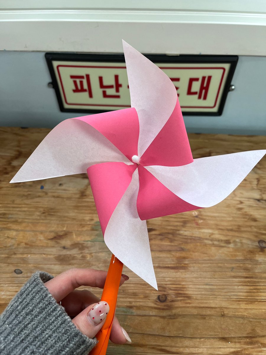 euang070's tweet photo. 오늘은 아가들고ㅏ 바람개비를 만들어 볼 것 이에오 https://t.co/Fwvnu4ppYJ