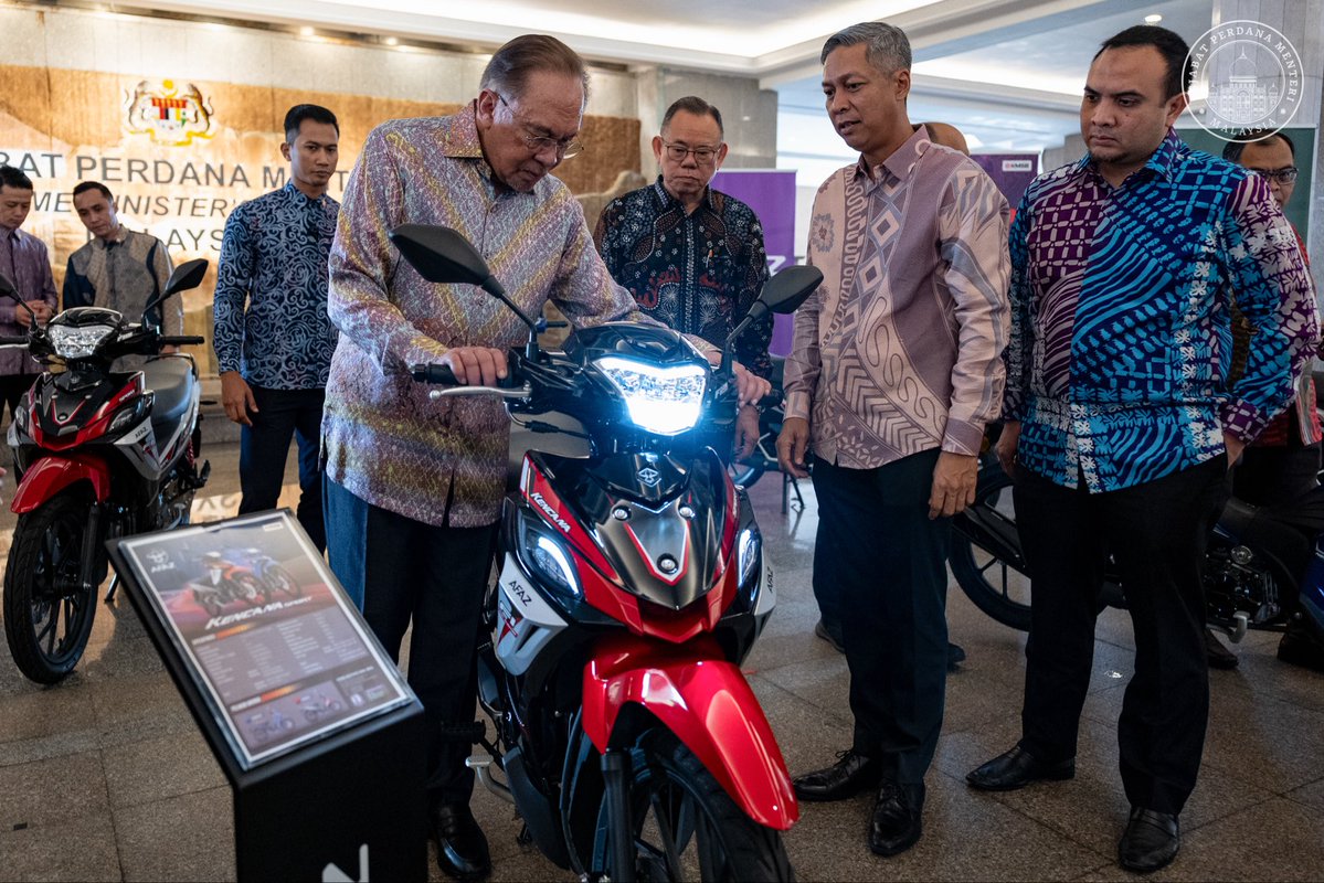 anwaribrahim's tweet image. Hari ini saya menerima penyerahan Motosikal Nasional AFAZ Kencana Sport, hasil kerjasama strategik industri tempatan dan antarabangsa yang berteraskan dasar Automotive Manufacturing 2 (AM-2).

Kerjasama industri tempatan dan rakan teknologi antarabangsa ini bakal membuka lebih…