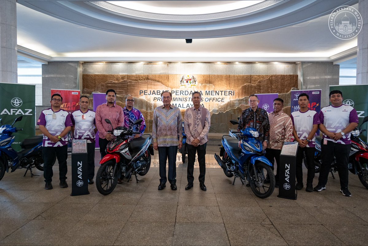 anwaribrahim's tweet image. Hari ini saya menerima penyerahan Motosikal Nasional AFAZ Kencana Sport, hasil kerjasama strategik industri tempatan dan antarabangsa yang berteraskan dasar Automotive Manufacturing 2 (AM-2).

Kerjasama industri tempatan dan rakan teknologi antarabangsa ini bakal membuka lebih…