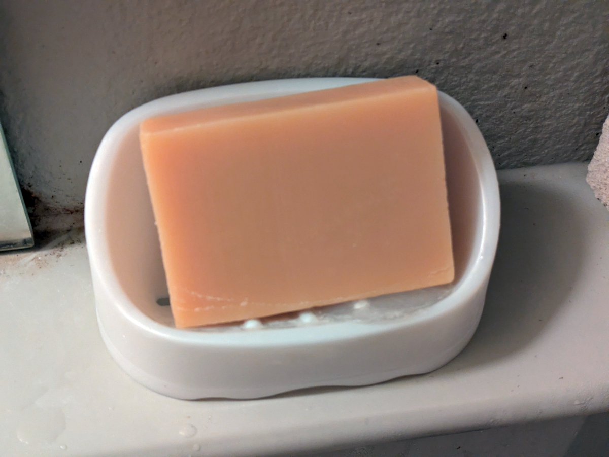 joycckey's tweet image. 野沢温泉の石鹸を使い切ったので
去年か一昨年に白骨斉藤売店で買った
（製造は㈱不動化学（大阪府大阪市平野区））
白骨温泉の石鹸を出しました。
白骨温泉水が配合されております。
カットした硬いチーズのような感じ　笑