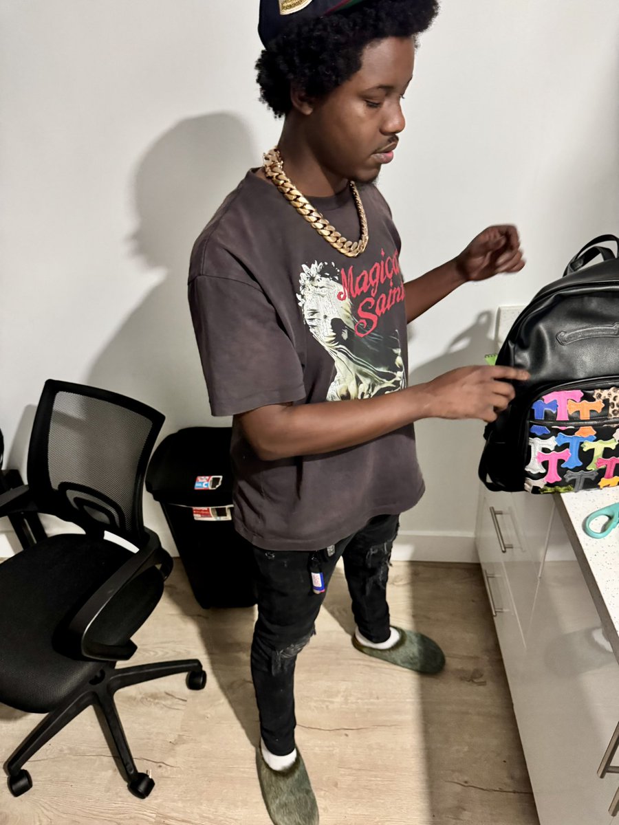 abm_scrap's tweet image. JUGGIN LOADS HOW I GOT ON.. DOPE BOY FRESH I PUT IT ON!! TRAFFIC BACKED UP AT THE🏠 N*GGA MY CLIENTELE STRONG! #LLDaGuyz #5evaPesoTakin💜 #LLLM💚❤️