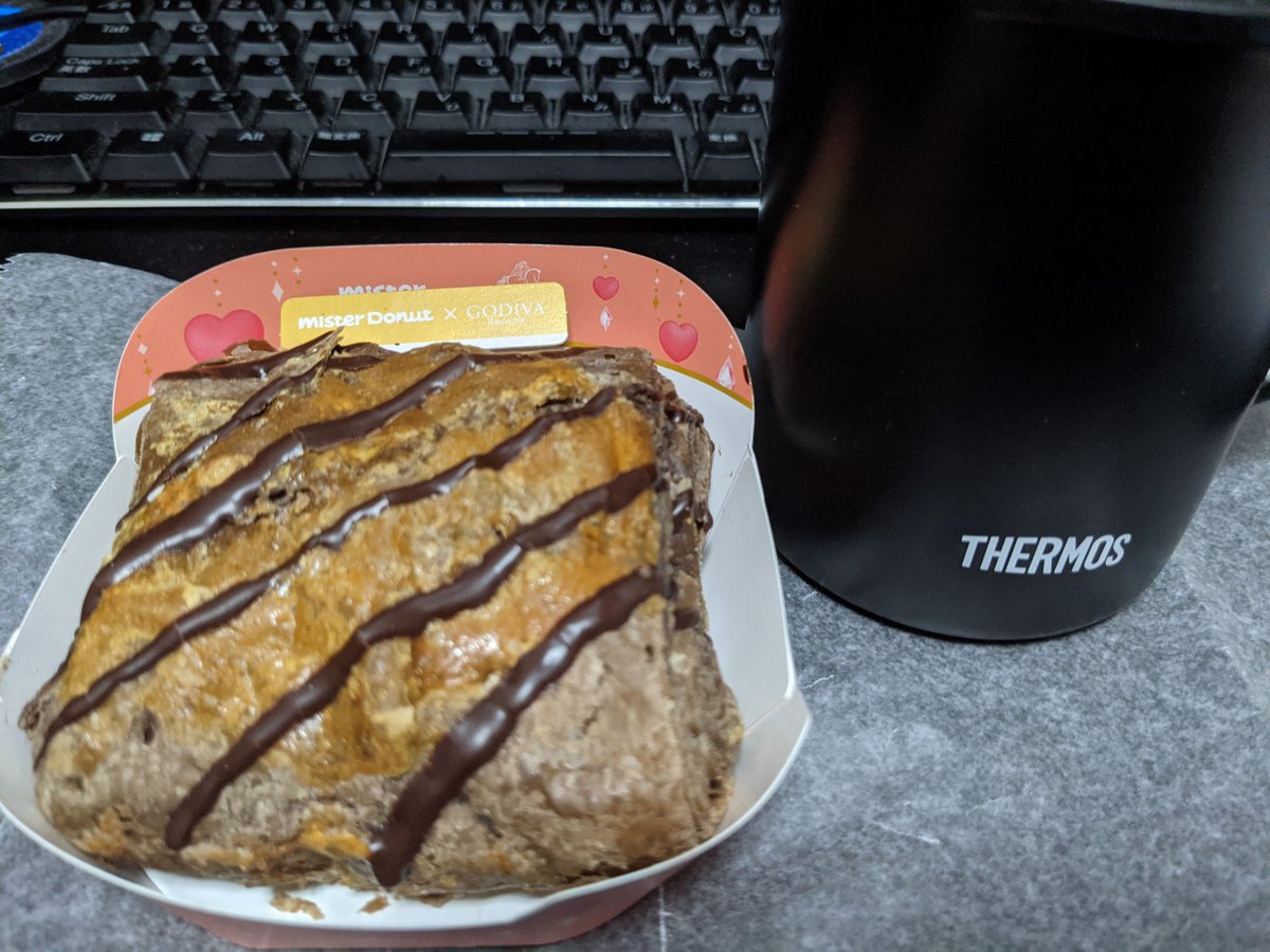 遅くなりましたがミスド始めを…
ミスド……ミスド…？
こんなのミスドじゃないわ、チョコのかかったパイよ！
だったら食えばいいだろ💪😡