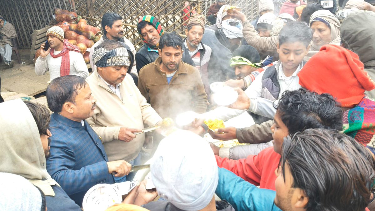 आज विधानसभा क्षेत्र हापुड़ के नवीन मंडी परिसर में मकर संक्रांति के पावन अवसर पर प्रसादी का वितरण किया।