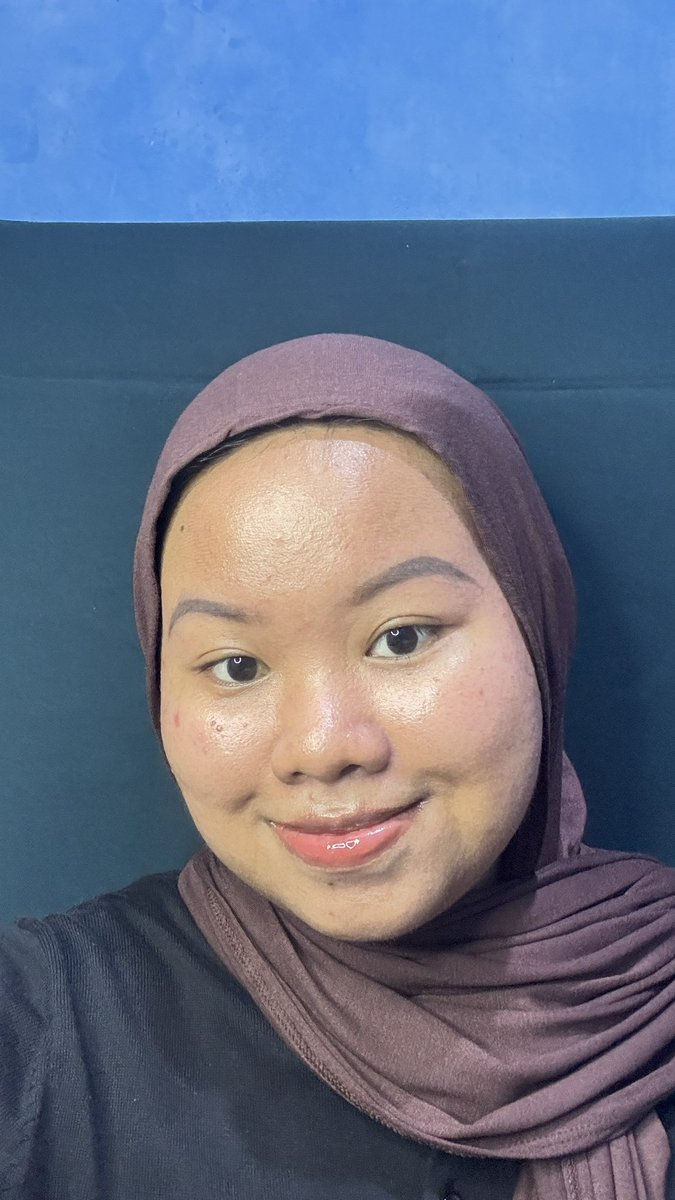 isfunnyyyy's tweet image. kulit jerawatan tuh ribet🫩

salah sunscreen dikit, jerawat baru langsung muncul, minyak makin chaos, makeup gak nempel.

sampe akhirnya aku nemu sunscreen yang surprisingly cocok di kulitku. jujur mau aku ceritain.