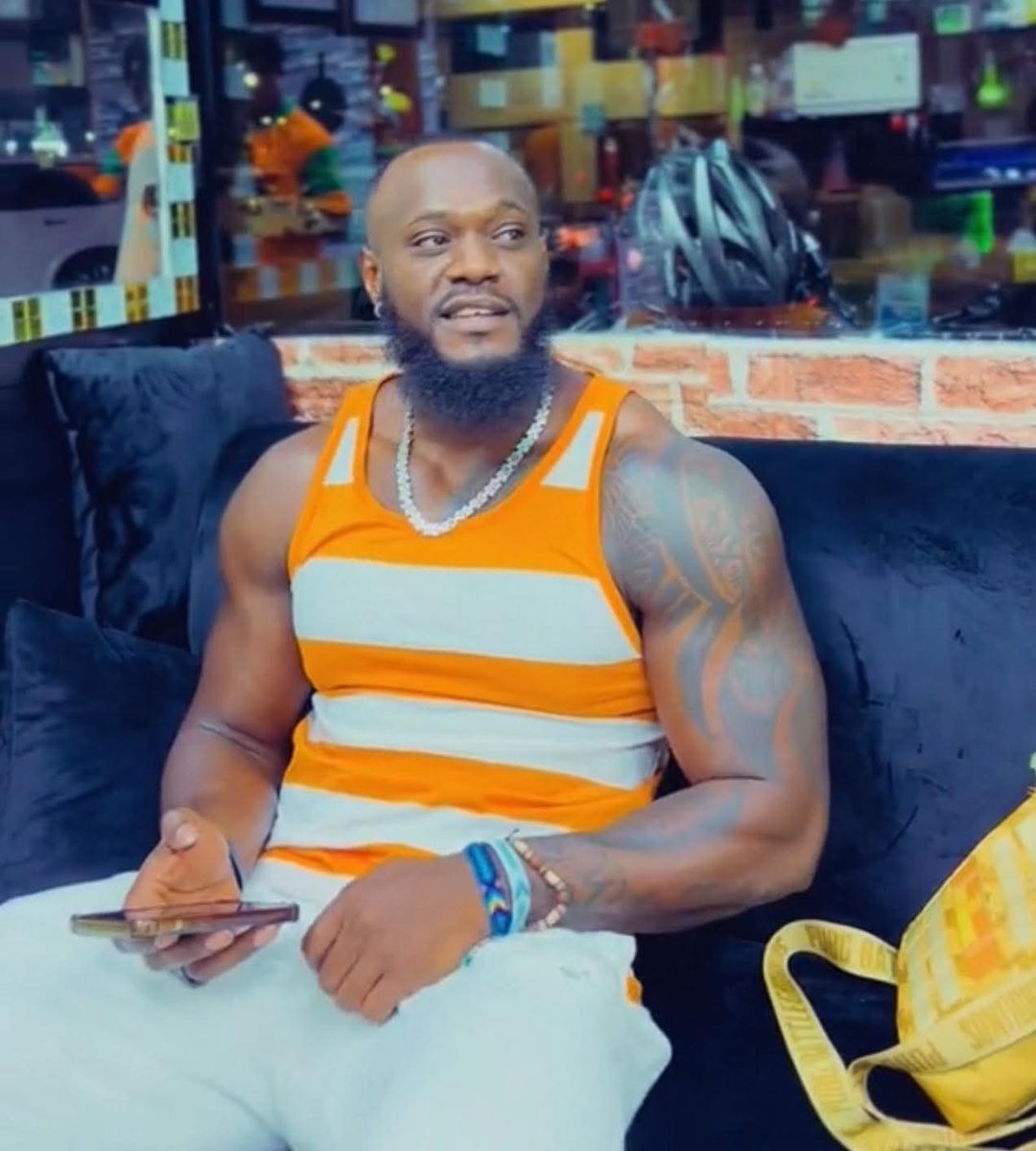 georgediano's tweet image. Gentlemen: Women of this Generation are brutal and extremely Dangerous. The man you see here is called Zirayo Okole, one might think he's suffering from malaria kubwa, but Nope. Our brother traveled to the UAE in search of greener pastures after life took a toll on him back home,…