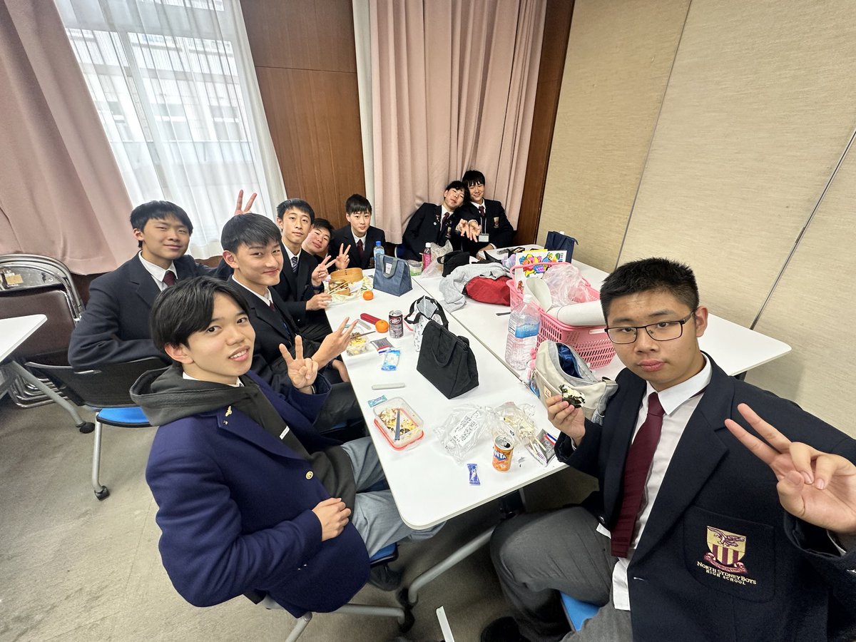 2026.1.15

NSBHS来校🇦🇺

13日〜16日までの4日間、NSBHS(North  Sydney Boys High School)の生徒たちが来校し、一緒に授業を受けています。

写真は、本日のランチタイムの様子です。
とても楽しそうでした。