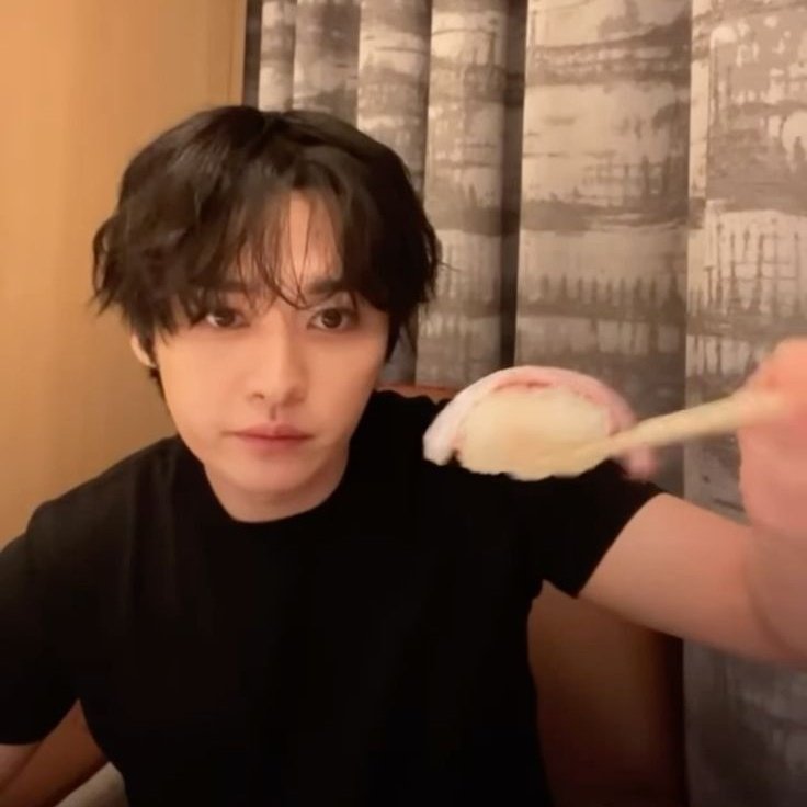 _stray0n's tweet image. 리노리방에서 뭐 먹을 때마다 항상 화면에다 음식 내미는 거 좀 귀여운 포인트라고 생각함