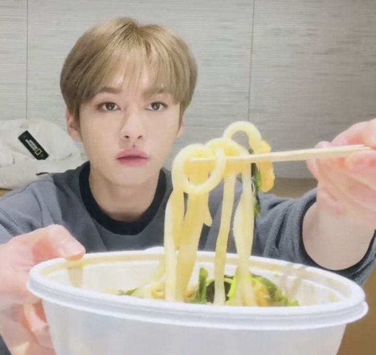 _stray0n's tweet image. 리노리방에서 뭐 먹을 때마다 항상 화면에다 음식 내미는 거 좀 귀여운 포인트라고 생각함