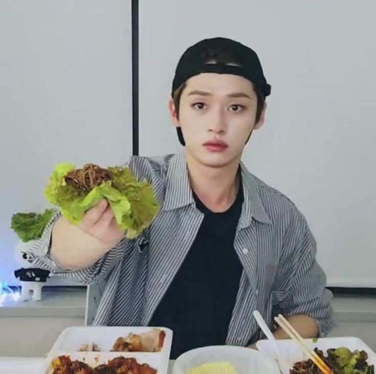 _stray0n's tweet image. 리노리방에서 뭐 먹을 때마다 항상 화면에다 음식 내미는 거 좀 귀여운 포인트라고 생각함