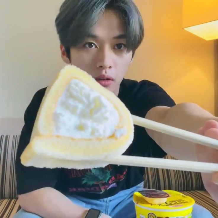 _stray0n's tweet image. 리노리방에서 뭐 먹을 때마다 항상 화면에다 음식 내미는 거 좀 귀여운 포인트라고 생각함