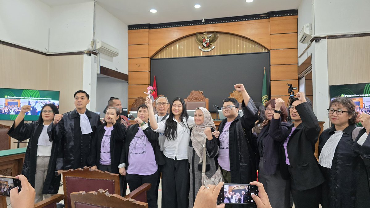 konde_co's tweet image. Majelis hakim Pengadilan Negeri Jakarta Selatan, pada 15 Januari 2026 hari ini memutuskan Laras Faizati terbukti bersalah, dihukum selama 6 bulan pidana pengawasan namun tidak perlu dijalani karena sudah menjalani selama masa sidang. Laras dianggap menghasut publik melalui media…