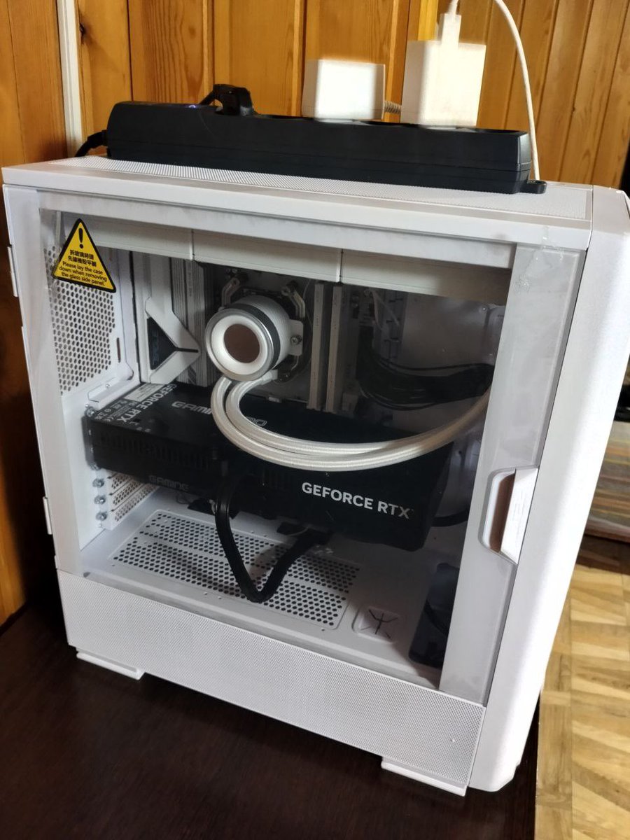 oloxoy1's tweet image. Мой племянник Коля летом работал на строительстве моста через Лену

Он историк, проводил  археологические раскопки на месте будущих опор моста на том берегу. Жил в палатке, много копал, но заработал кучу денег

Купил себе вот компьютер самый дорогой