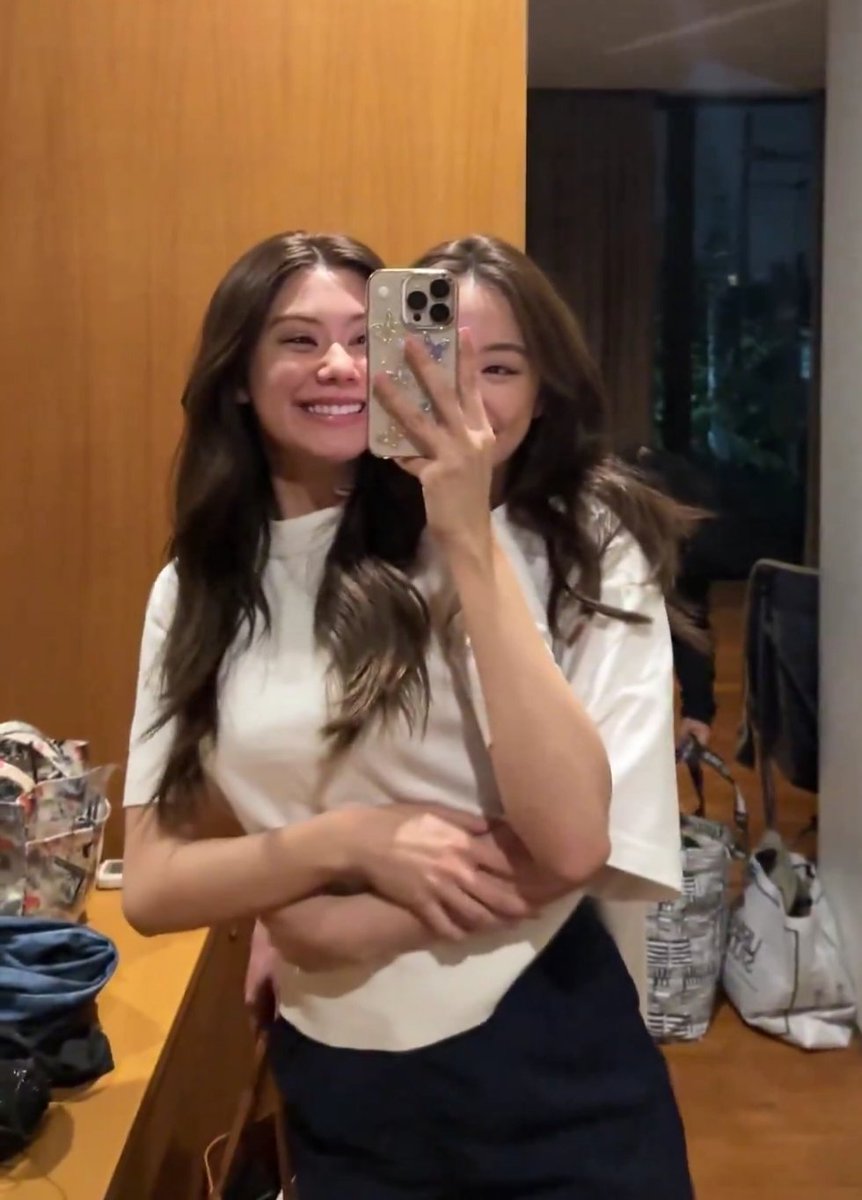 Solivagant_lone's tweet image. Back hug always wins 🤍

#LenaMiu1stAnniversary
#LenaMiu #ลีน่าหมิว