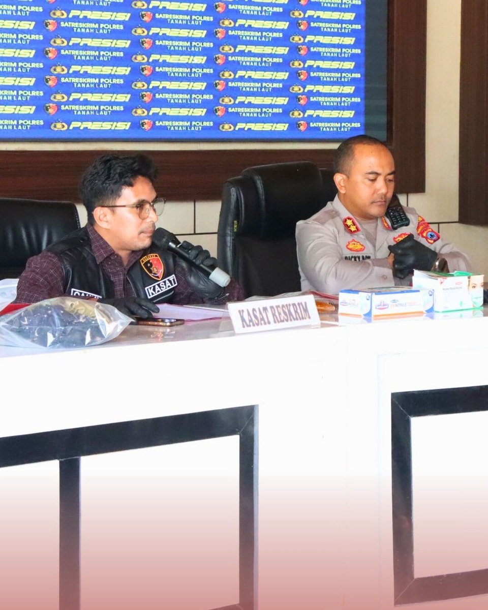LautHumas's tweet image. Kapolres Tanah Laut AKBP Ricky Boy Siallagan, S.I.K., M.I.K., menggelar Press Conference terkait pengungkapan tindak pidana barang siapa dengan sengaja merampas nyawa orang lain (pembunuhan) sebagaimana dimaksud dalam Pasal 338 KUHP.