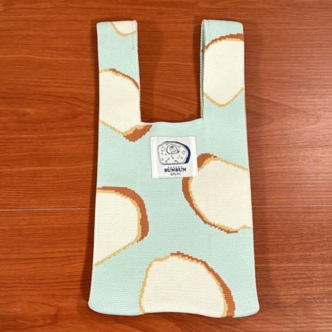 パペットスンスンデザインの
コンパクトニットトート⭐️
厚手で丈夫、折りたたんで持ち歩きOK♪
洗えて乾きやすいポリエステル素材◎
スンスン／ノンノン／パン
選べる3種類です🥰
▼ここから見れます #pr
🔗 a.r10.to/hgEySZ