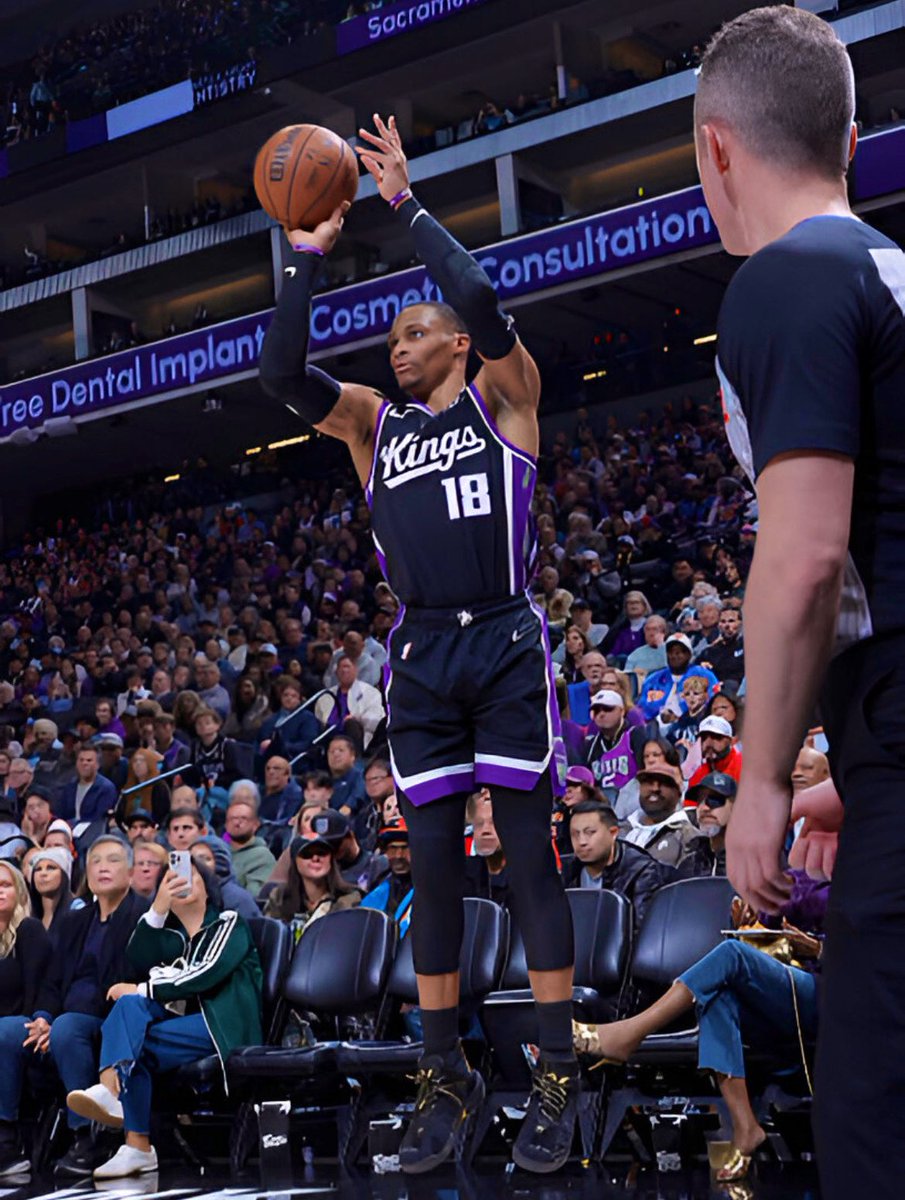 WestbrookMuse0's tweet photo. Russell Westbrook tonight vs the Knicks

19 PTS (6/13FG) (2/6 3FG)
11 ASTS
6 REBS
3 Ws in a row🔥🤯
#LightTheBeam https://t.co/0vFeq4syrI