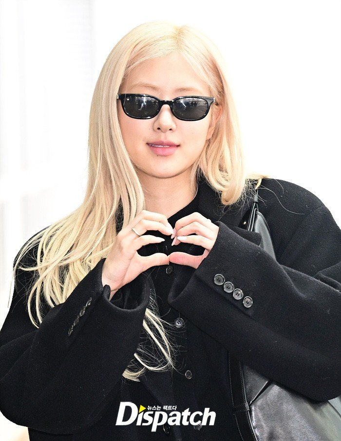 RoseFocused's tweet image. The visuals are dazzling. Safe flight ROSÉ♥️