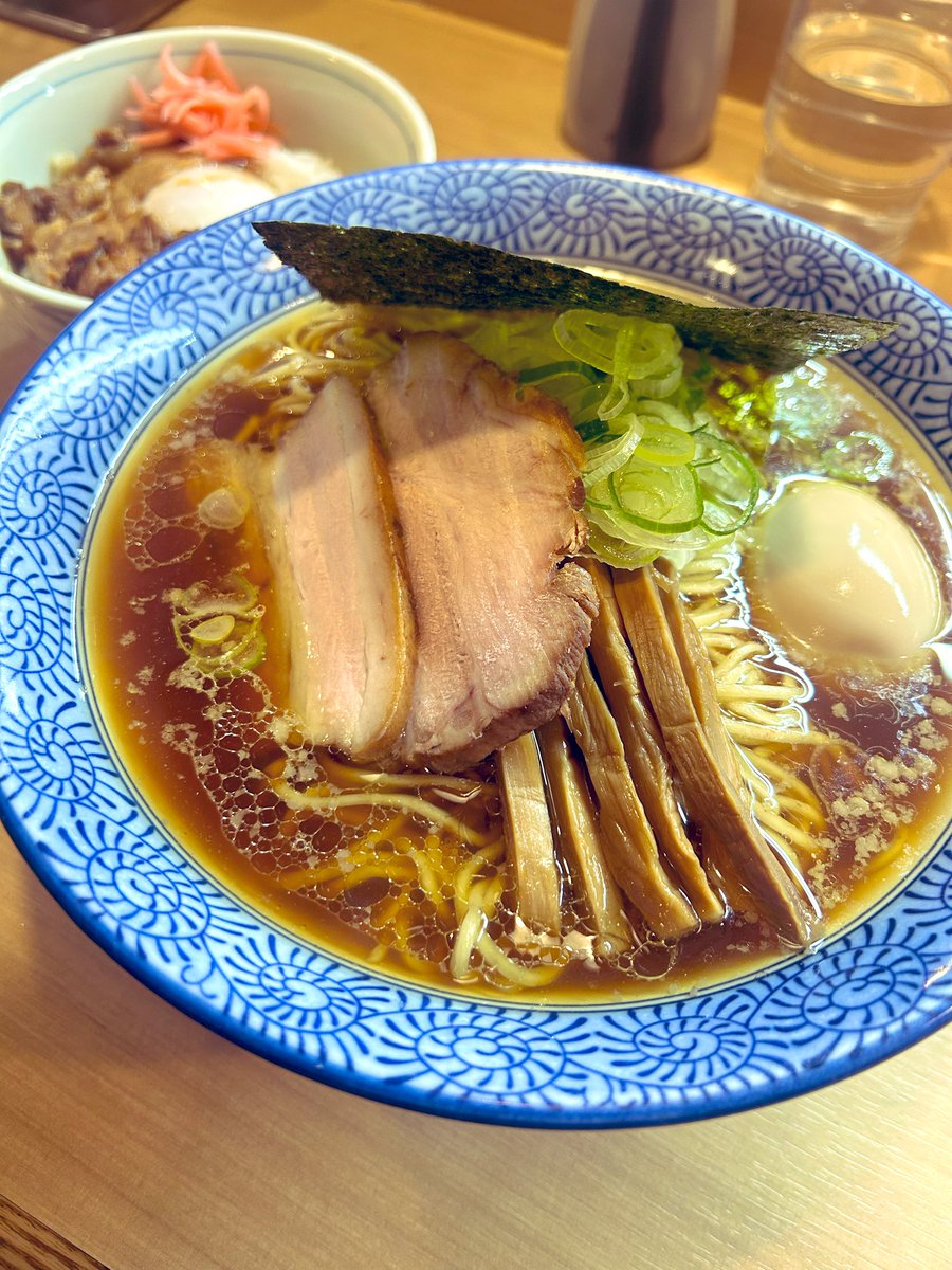 ekotake's tweet photo. 中華そば 多賀野
念願だった中華そばの名店に初行き
煮干しの風味がブワッと広がるけれど醤油のキレで残りすぎないスープ、そこに麺の小麦の香りも混ざって凄まじいラーメンでした。
普段スープ飲み干さないが本当に珍しく完飲したくらい絶品。
間違いなく名店でした https://t.co/ZiT2UbhxwA