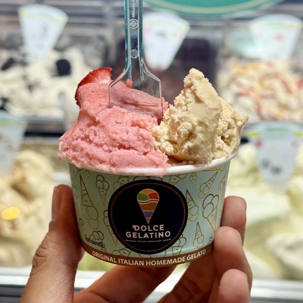 Herepaolicious's tweet photo. ร้านไอติมที่ Union Mall ถ้วยนี้39฿ เลือกได้2รส ไอติมอร่อยเข้มข้นมากกก ทำถึงเกิน!!

🍨 Salted peanut caramel นัวเนยถั่วแต่ไม่เลี่ยนคาราเมลเกิน ชอบมากกกก
🍓 Strawberry ก็อร่อยสดชื่นมากกก

ไซส์แบบกำลังดีกินพอหายอยาก สมราคามากกก https://t.co/uUY1YIuZkf