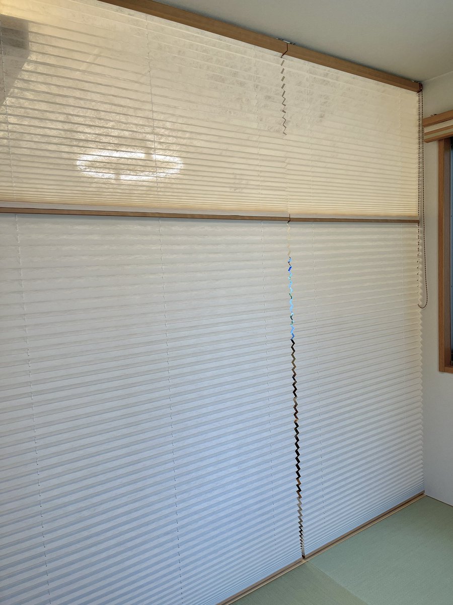 CanonInterior's tweet photo. お部屋の間仕切りにトーソー「しおり25」プリーツスクリーン ツインスタイルを施工しました。

レースと厚地を使い分け、目隠しや採光を調整できます。天井下地を確認し、金物プレートで安全に取り付けました。

プリーツスクリーン２台、取り付け工事、消費税込みで約15万円程でした。 https://t.co/rgkuAxlgTv