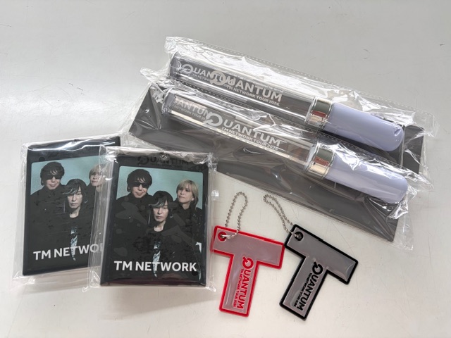 TM NETWORK「QUANTUM」ツアーグッズ到着、ファン開封の喜び広がる