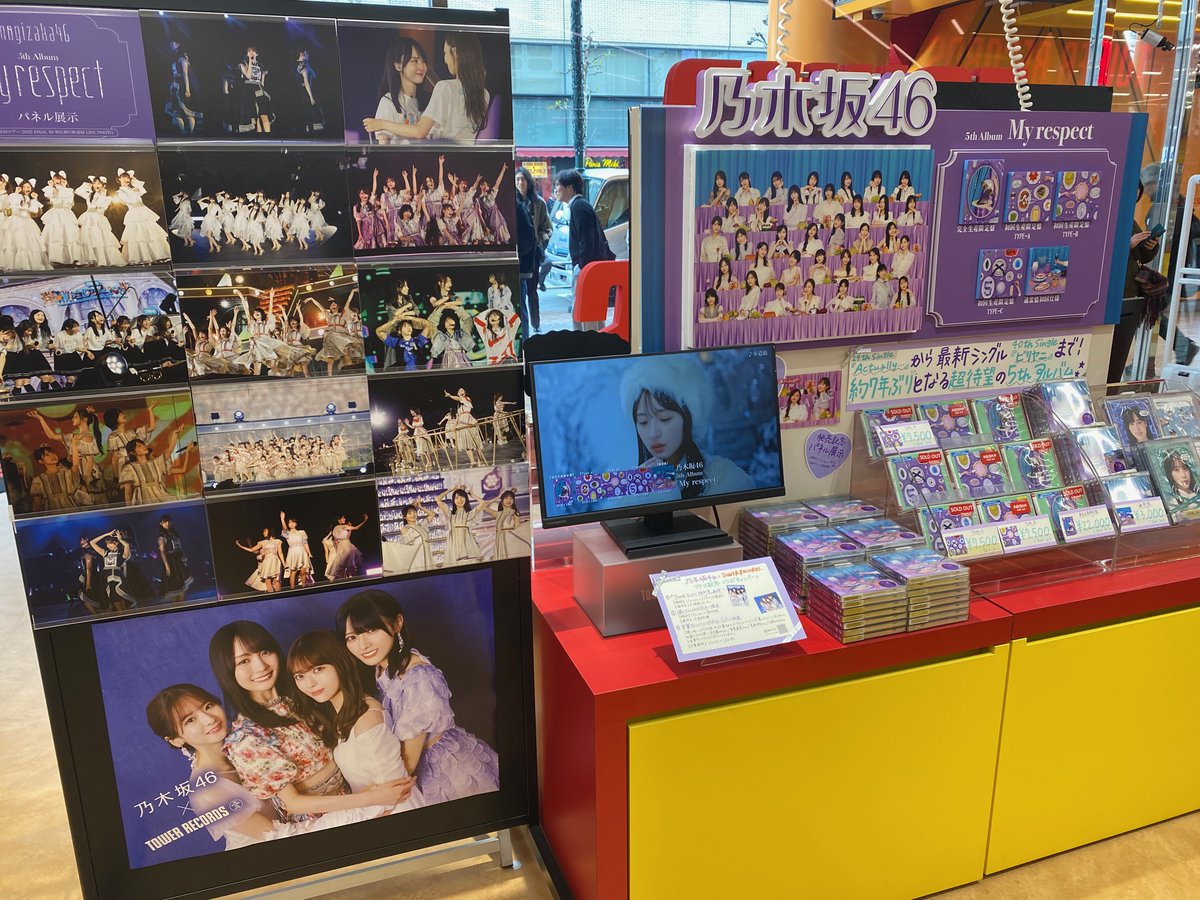 sekai 歌い手 POPUP 店内展示パネル 超希少 日向坂46】 New Single『Kind of love』 1階/4階にて展開中📍 #日向坂