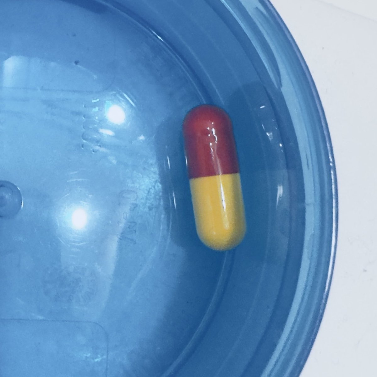 4path3t1c_4ng3l's tweet photo. My antibiotics pills look so much like pills idk how to explain it 😭

They’re literally the emoji 💊 https://t.co/6daULBmS06