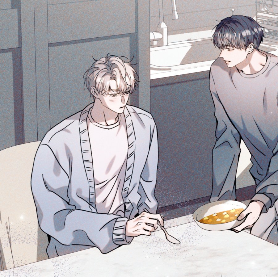 kumoh00's tweet image. 16화 맘에 드는 컷 중에 하나
자고 일어나서 머리 부스스한 지현이와 밥찵여주는 리디수 은호😌