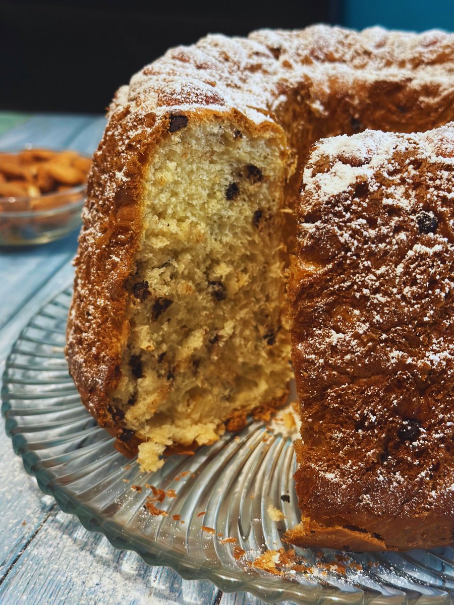 sharmiscakes's tweet photo. Kouglofs aux pépites de chocolat et oranges confites 🍊

Voici une revisite de ce grand classique alsacien avec cette version ultra-gourmande : pépites de chocolat fondant &amp; éclats d'orange confite. 😋

👉 La recette plus détaillée est disponible sur le blog ! https://t.co/cSxt1qfrf1
