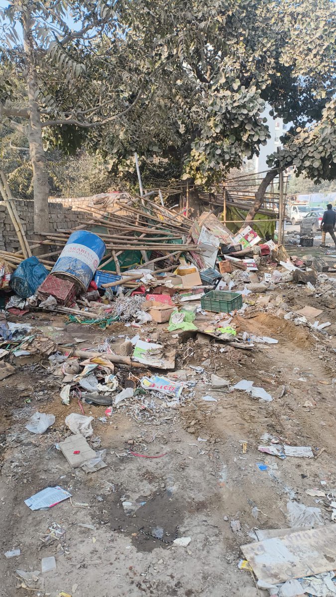 MapskoR's tweet photo. 1-Anti encroachment drive successfully conducted in Sector 83, on Jan 14, near Mapsko Paradise Society.
The long-pending issue of illegal encroachments on green areas was addressed under the leadership of Ward Councillor Mr. Ravi Yadav.🙏Heartfelt thanks to Ravi Bhai https://t.co/oeGfEGXIKp