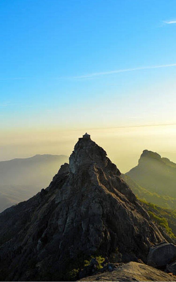 यही वो पवित्र गिरनार है, जहाँ भगवान नेमिनाथ ने पशुओं की करुण पुकार सुनकर विवाह त्याग दिया,
यहाँ तप किया, ज्ञान पाया और यहीं से मोक्ष प्राप्त किया।  Girnar सिर्फ पहाड़ नहीं... वो निर्वाण की भूमि है! 
क्या आपने कभी चढ़ाई की है? 
#SunilSagarJiatGirnar