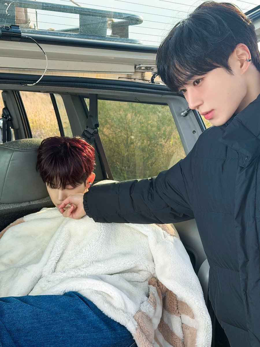 congmandoo's tweet image. 준서  (건우가 살아있는건가…………….)
건우 (쿨쿨쿨…😴💤)