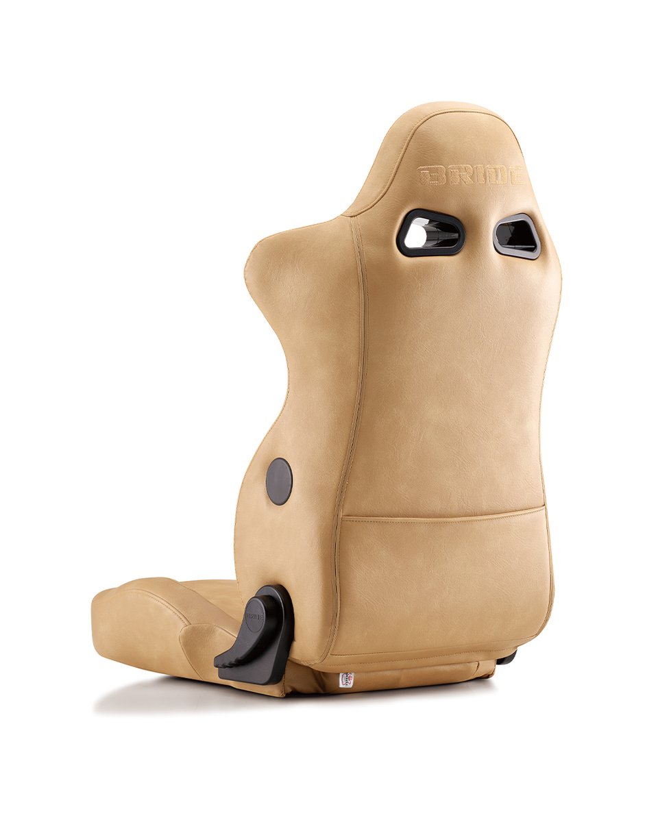 BRIDE_JAPAN's tweet image. 【EUROSTERⅡ CRUZ ベージュレザー】登場！
快適性とホールド性を持ち合わせたコンフォートリクライニングシートのロングセラーモデル「EUROSTERⅡ CRUZ」に、限定色のベージュレザーを追加いたします。
本製品は全国のBRIDEマイスターショップをはじめ、BRIDE取扱店でご注文いただけます。

#BRIDE…