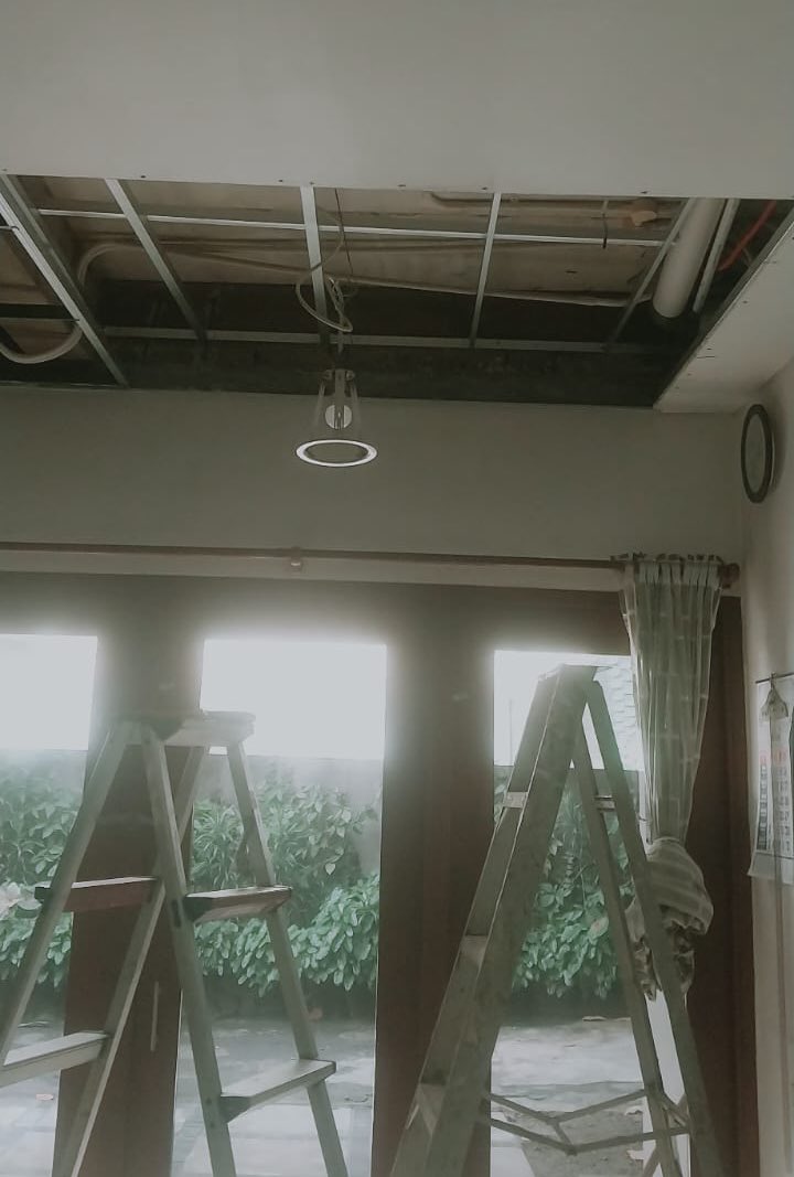 Banyak pikiran tp ga bisa lari..
Drpd ngacak2 orang lain, jadinya plafon rumah yg gw acak2 😅
