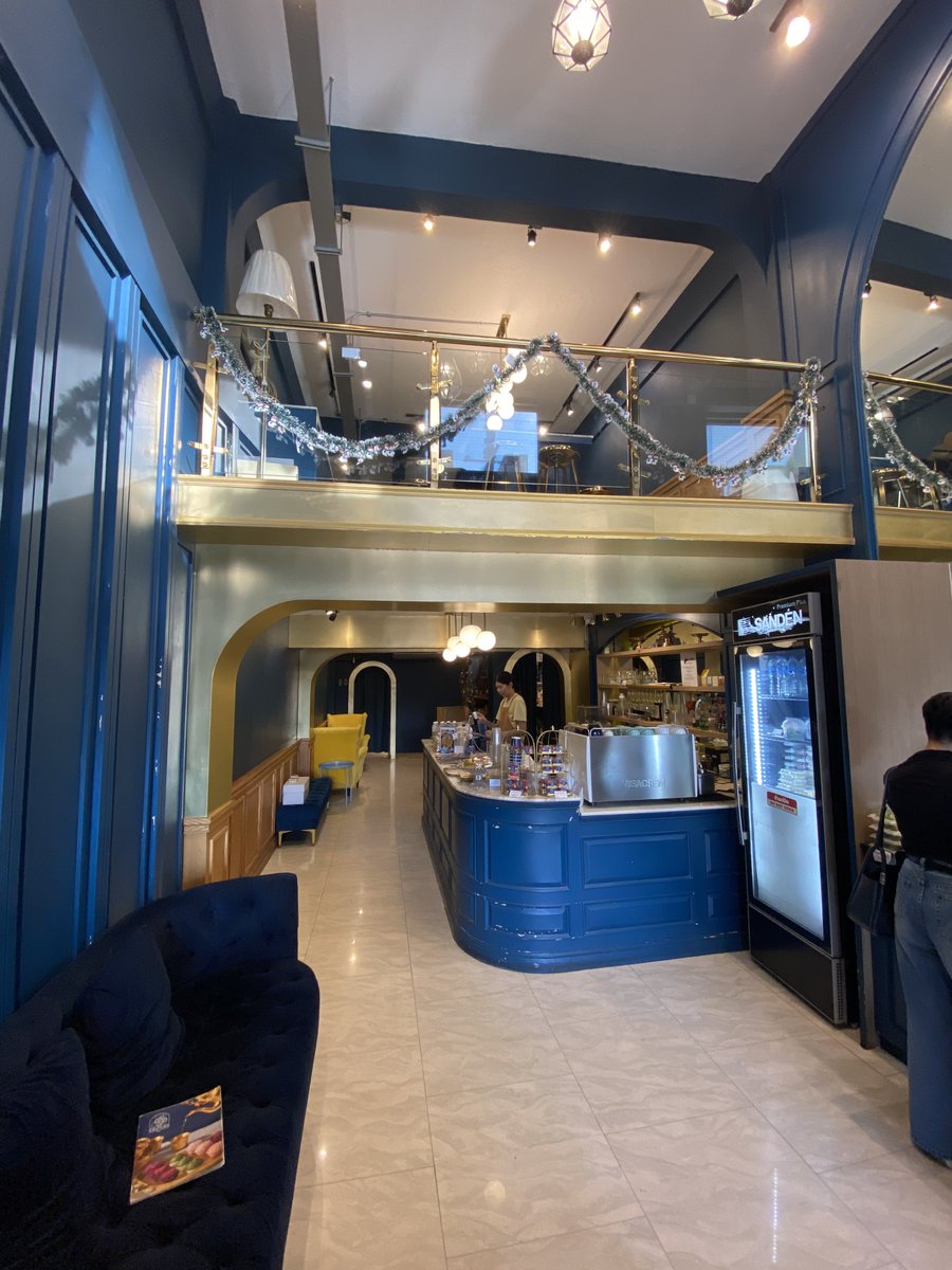 アユタヤ観光は暑さとの闘い。クーラーの効いた眺めのいいカフェで休憩したい！そんな人におすすめなのがブッサバー カフェ。二階席の窓側がベストポジションだけど人気なので平日が狙い目ですね！