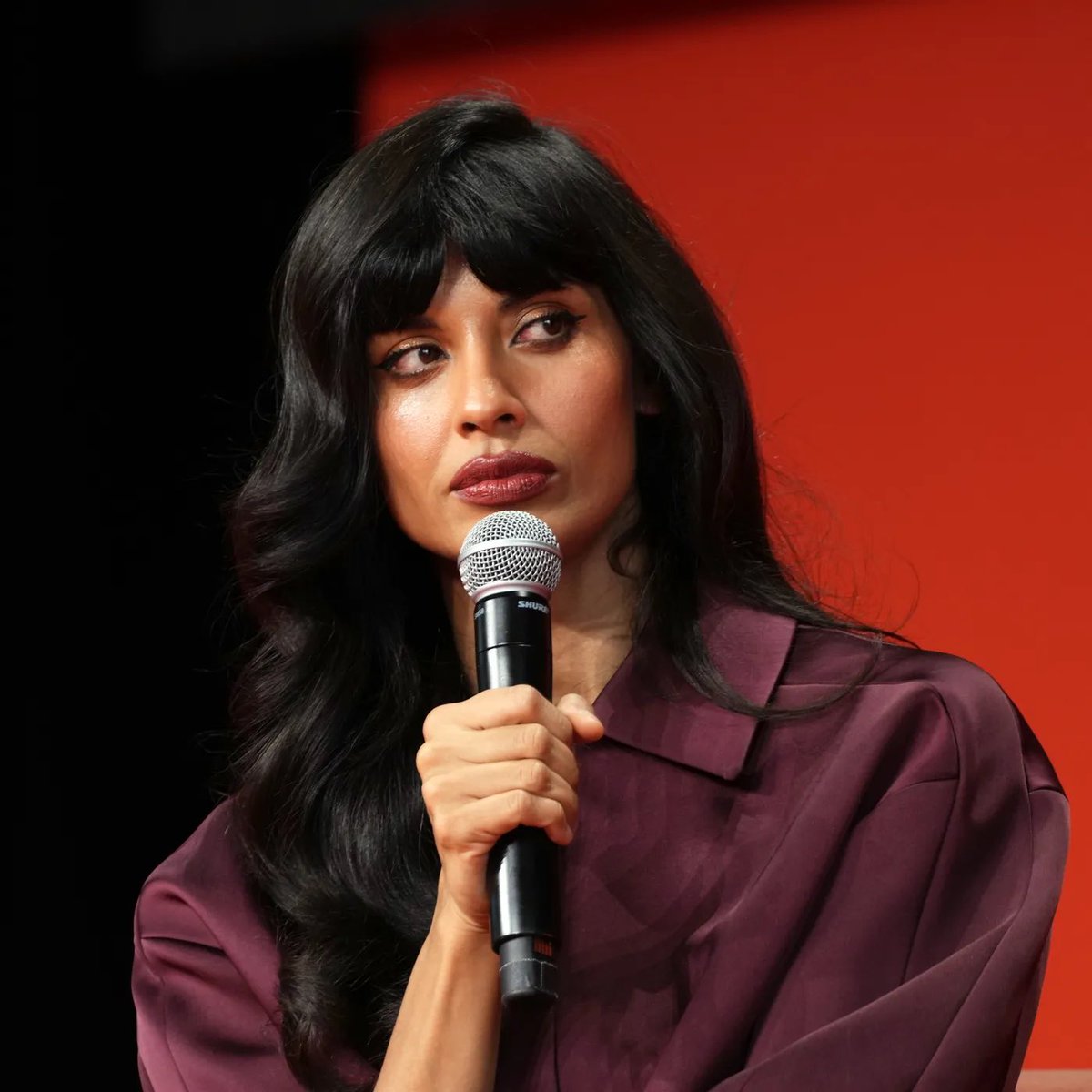 BuzzingPop's tweet image. Jameela Jamil pushes back on the idea that sexuality is a choice during Stayhydrated podcast:

“Anyone who thinks homosexuality is a choice is someone who made the choice to be straight.”