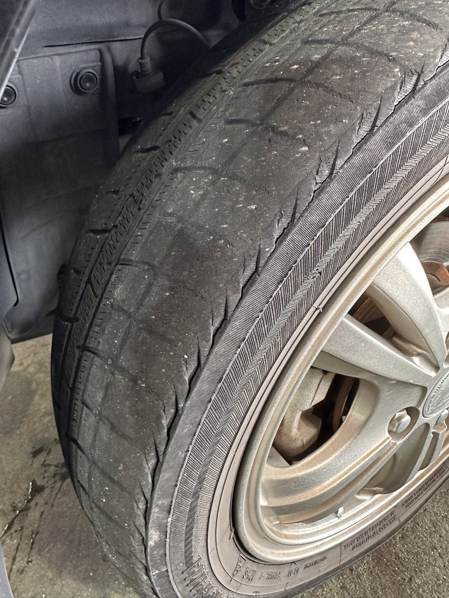 はぎータイヤ（商品説明をお読みいただけますと幸いです） このタイヤだば 夏タイヤさも使えねぇなぁ…😅 フ○で販売すてだった