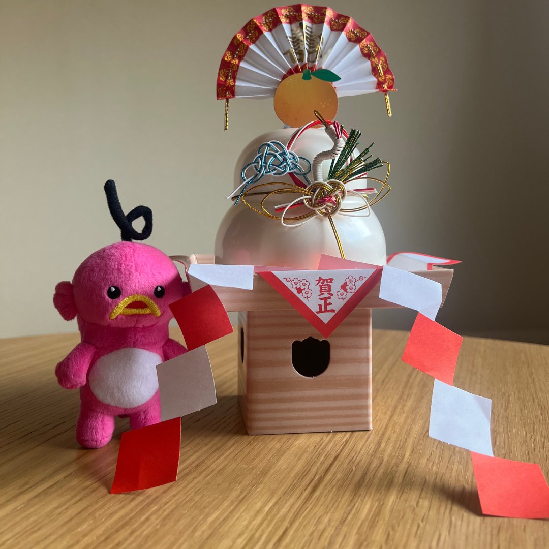 ほんとに今日片付けちゃうのかシ…？ さびシ〜〜〜 #鏡開き #みかん