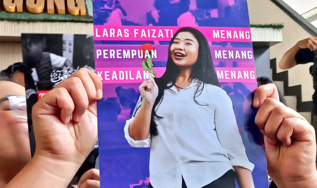 amnestyindo's tweet image. [BREAKING] Laras Faizati divonis bersalah oleh Majelis Hakim Pengadilan Negeri Jakarta Selatan. 

Laras divonis pidana pengawasan dengan hukuman percobaan selama 1 tahun.

Kritik dan kemarahan perempuan adalah cerminan kegagalan pengelola negara memenuhi hak warganya!