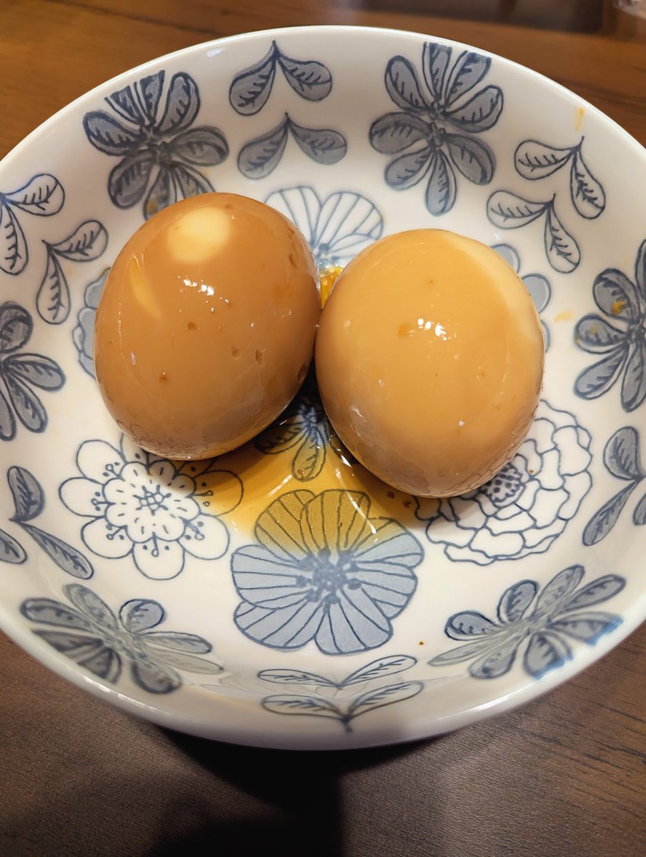 味玉、できたけど色にムラができた😂黄身はいい塩梅にトロリ😋