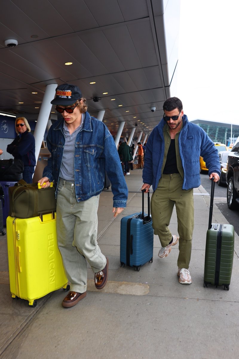 JustJared's tweet image. Connor Storrie and François Arnaud are saying goodbye to NYC after a busy few days promoting #HeatedRivalry.  justjared.com/2026/01/15/con…

Pics: Backgrid