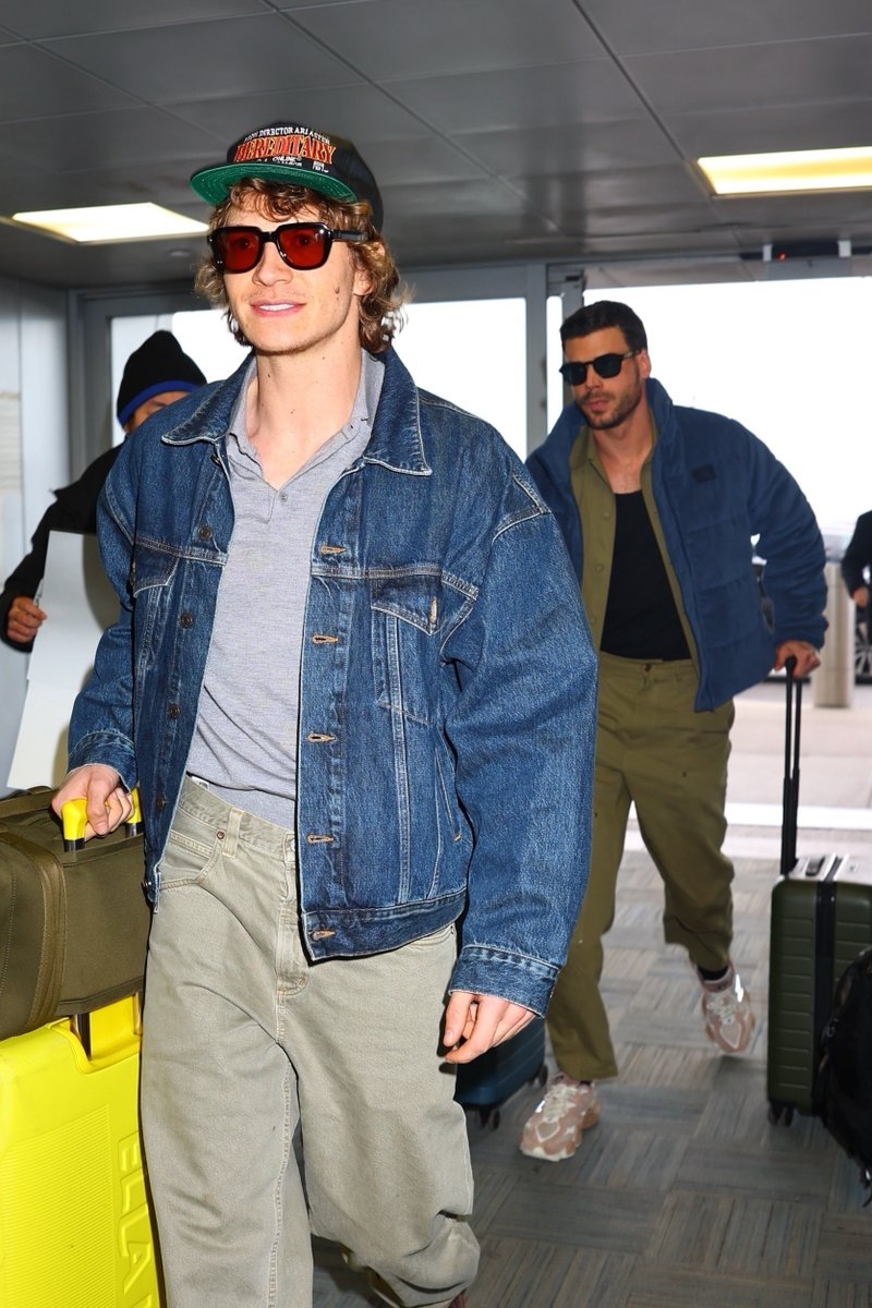 JustJared's tweet image. Connor Storrie and François Arnaud are saying goodbye to NYC after a busy few days promoting #HeatedRivalry.  justjared.com/2026/01/15/con…

Pics: Backgrid