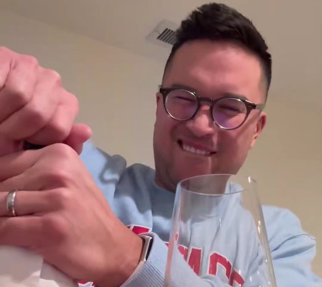 B_R0G's tweet photo. @StevenCheah How do you struggle with a twist off? https://t.co/7Xi8VTkEwD
